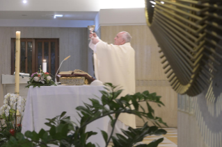 8-Messe quotidienne dans la chapelle de la résidence Sainte-Marthe : « Avoir le courage de voir nos ténèbres, pour que la lumière du Seigneur entre et nous sauve »