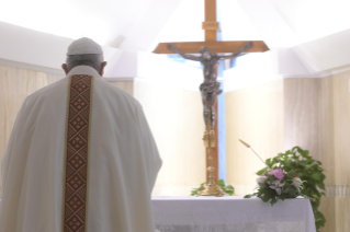 14-Messe quotidienne dans la chapelle de la résidence Sainte-Marthe : « Avoir le courage de voir nos ténèbres, pour que la lumière du Seigneur entre et nous sauve »