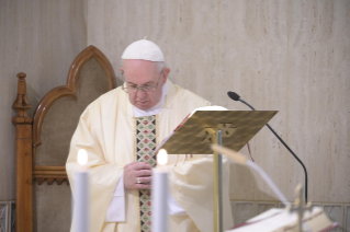 1-Misa celebrada por el papa Francisco de forma privada en la capilla de la Casa Santa Marta: <i>Su consuelo es cercano, veraz y abre las puertas de la esperanza</i>