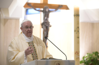 2-Misa celebrada por el papa Francisco de forma privada en la capilla de la Casa Santa Marta: <i>Su consuelo es cercano, veraz y abre las puertas de la esperanza</i>