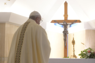 11-Misa celebrada por el papa Francisco de forma privada en la capilla de la Casa Santa Marta: <i>Su consuelo es cercano, veraz y abre las puertas de la esperanza</i>