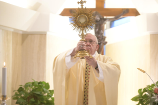8-Santa Missa celebrada na capela da Casa Santa Marta: “A sua consolação está próxima, é verdadeira e abre as portas da esperança”