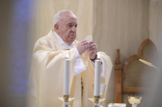 3-Misa celebrada por el papa Francisco de forma privada en la capilla de la Casa Santa Marta: <i>Su consuelo es cercano, veraz y abre las puertas de la esperanza</i>