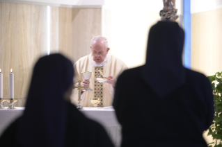 5-Misa celebrada por el papa Francisco de forma privada en la capilla de la Casa Santa Marta: <i>Su consuelo es cercano, veraz y abre las puertas de la esperanza</i>