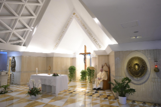 9-Misa celebrada por el papa Francisco de forma privada en la capilla de la Casa Santa Marta: <i>Su consuelo es cercano, veraz y abre las puertas de la esperanza</i>