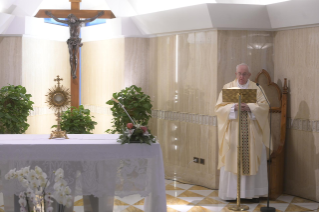 10-Celebrazione della Santa Messa nella Cappella della <i>Domus Sanctae Marthae</i>: "La sua consolazione è vicina, veritiera e apre le porte della speranza"