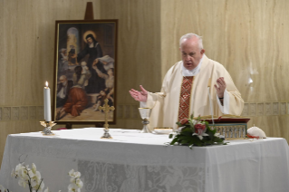 4-Misa celebrada por el papa Francisco de forma privada en la capilla de la Casa Santa Marta: <i>El Espíritu Santo crea la armonía de la Iglesia, el espíritu maligno destruye </i>