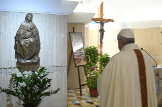 11-Misa celebrada por el papa Francisco de forma privada en la capilla de la Casa Santa Marta: <i>El Espíritu Santo crea la armonía de la Iglesia, el espíritu maligno destruye </i>