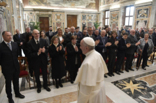 6-A los oficiales del Archivo Secreto Vaticano