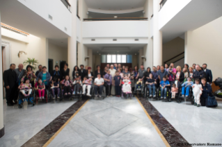 1-Rencontre du Saint-Père avec un groupe d'enfants malades et leurs parents 