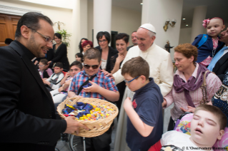 0-Rencontre du Saint-Père avec un groupe d'enfants malades et leurs parents 