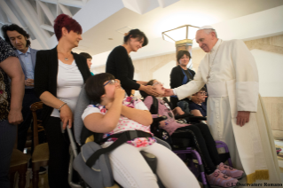 2-Rencontre du Saint-Père avec un groupe d'enfants malades et leurs parents 