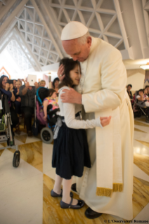 5-Rencontre du Saint-Père avec un groupe d'enfants malades et leurs parents 