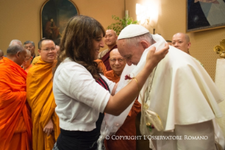 8-A los participantes en un encuentro de diálogo entre budistas y católicos de los Estados Unidos, organizado por el movimiento de los Focolares y el Consejo Pontificio para el Diálogo Interreligioso