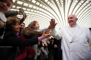 2-Rencontre avec le personnel du Saint-Siège et de l'État de la Cité du Vatican pour l'échange des vœux de Noël