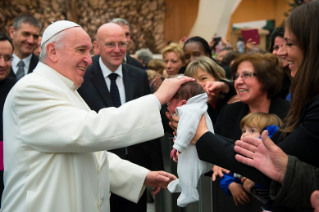 0-Udienza ai dipendenti della Santa Sede e dello Stato della Città del Vaticano per lo scambio degli auguri natalizi