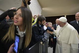 9-A los empleados de la Santa Sede y del Estado de la Ciudad del Vaticano con motivo de las felicitaciones navide&#xf1;as 