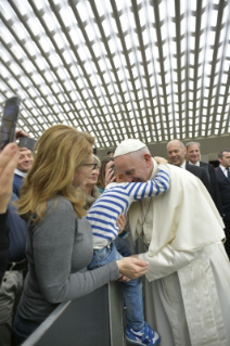 4-A los empleados de la Santa Sede y del Estado de la Ciudad del Vaticano con motivo de las felicitaciones navide&#xf1;as 