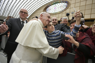 6-A los empleados de la Santa Sede y del Estado de la Ciudad del Vaticano con motivo de las felicitaciones navide&#xf1;as 