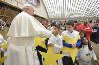 1-Ai Bambini assistiti dal Dispensario Santa Marta, con i Familiari e i Volontari