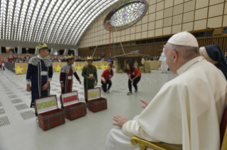 4-Ai Bambini assistiti dal Dispensario Santa Marta, con i Familiari e i Volontari