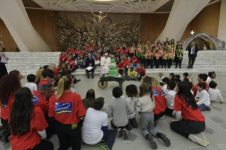 7-Ai Bambini assistiti dal Dispensario Santa Marta, con i Familiari e i Volontari