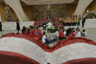 5-Ai Bambini assistiti dal Dispensario Santa Marta, con i Familiari e i Volontari