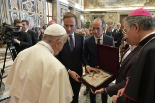 3-A las delegaciones de las comunidades que regalaron el pesebre y el árbol de Navidad para la Plaza de San Pedro