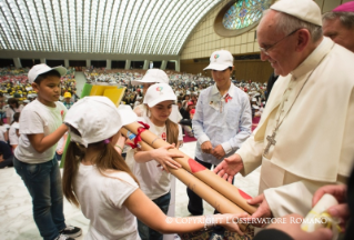 9-Encuentro con los niños que participan en una manifestación organizada por "La Fábrica de la paz"