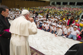 8-Incontro con Bambini e Ragazzi di Scuole italiane, partecipanti alla manifestazione promossa da "La Fabbrica della Pace"