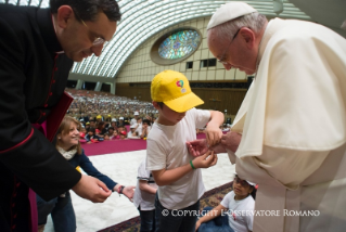 7-Encuentro con los niños que participan en una manifestación organizada por "La Fábrica de la paz"