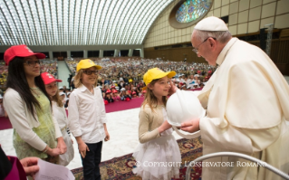 10-Incontro con Bambini e Ragazzi di Scuole italiane, partecipanti alla manifestazione promossa da "La Fabbrica della Pace"