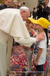 15-Encuentro con los niños que participan en una manifestación organizada por "La Fábrica de la paz"