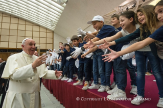 14-Incontro con Bambini e Ragazzi di Scuole italiane, partecipanti alla manifestazione promossa da "La Fabbrica della Pace"