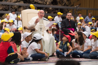 18-Encuentro con los niños que participan en una manifestación organizada por "La Fábrica de la paz"