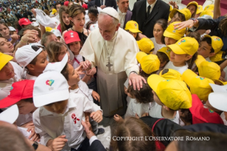 5-Encuentro con los niños que participan en una manifestación organizada por "La Fábrica de la paz"