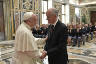 5-A los dirigentes y personal de la Comisaría de Seguridad Pública junto al Vaticano