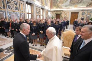 1-A los funcionarios y agentes de la comisaría de Seguridad Pública junto al Vaticano