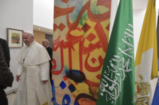 13-Il Santo Padre inaugura la Mostra: "Calligrafia per il Dialogo: promuovere la cultura di pace attraverso la cultura e l'arte", intitolata alla memoria del Cardinale Jean-Louis Tauran