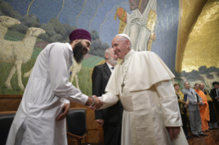 6-Il Santo Padre inaugura la Mostra: "Calligrafia per il Dialogo: promuovere la cultura di pace attraverso la cultura e l'arte", intitolata alla memoria del Cardinale Jean-Louis Tauran