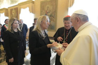 8-An die Familie des Findelhauses "Ospedale degli Innocenti" in Florenz