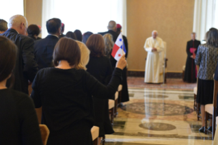 3-Saludo del Santo Padre a un grupo de peregrinos de Panam&#xe1;