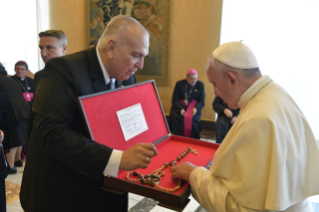 4-Saludo del Santo Padre a un grupo de peregrinos de Panam&#xe1;