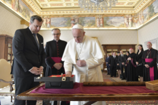 2-A las delegaciones de parlamentarios de la República Checa y de la República Eslovaca, con ocasión del 1150&#xb0; aniversario de la muerte de San Cirilo