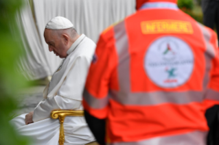 14-El Papa Francisco preside el rezo del Santo Rosario al final del mes mariano