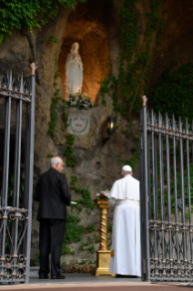 9-El Papa Francisco preside el rezo del Santo Rosario al final del mes mariano