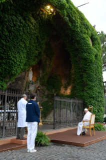 12-El Papa Francisco preside el rezo del Santo Rosario al final del mes mariano