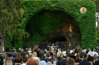 15-El Papa Francisco preside el rezo del Santo Rosario al final del mes mariano