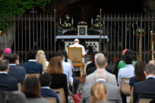 16-El Papa Francisco preside el rezo del Santo Rosario al final del mes mariano