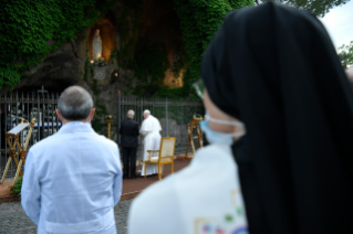 22-El Papa Francisco preside el rezo del Santo Rosario al final del mes mariano